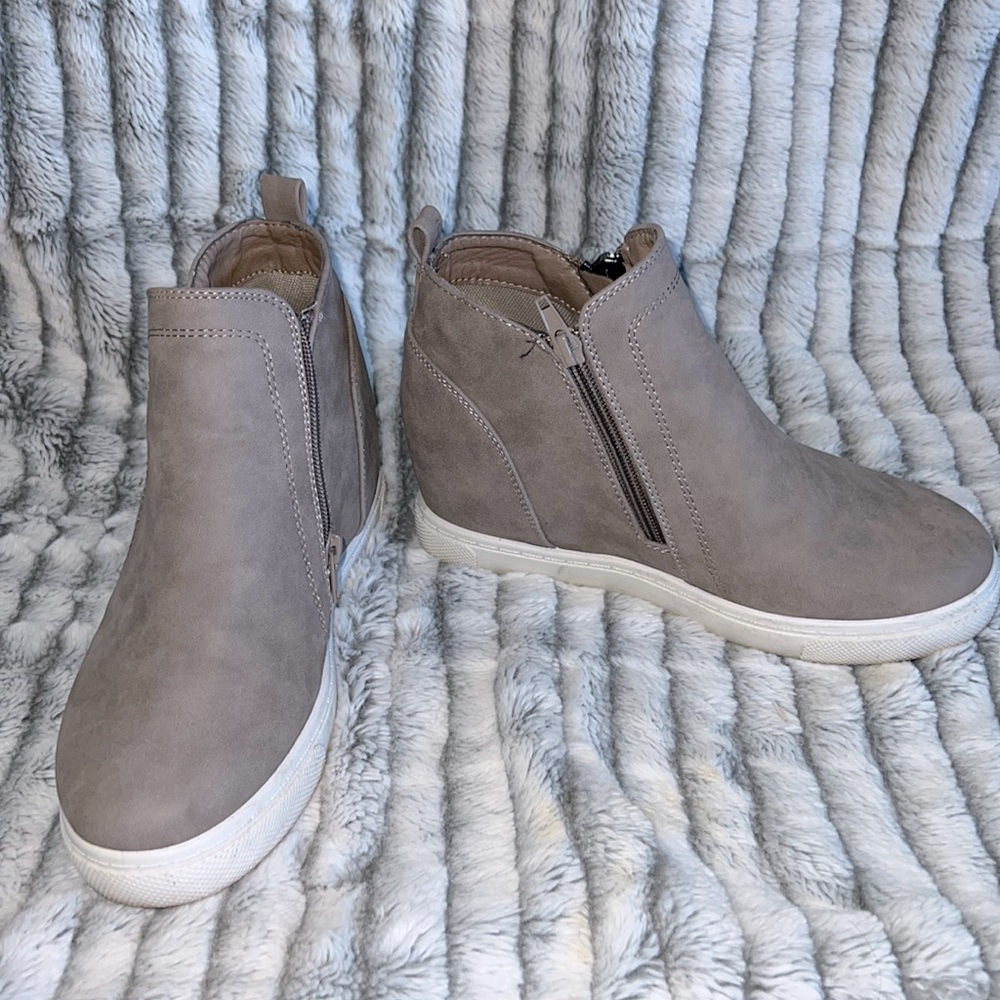 Natural brand wedge slip on shoes. Nude:taupe color, 7M. Good condition.